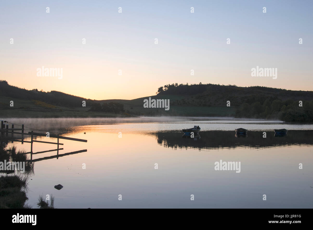 Imagen de una mañana temprana Knapps Loch que yace en un pintoresco escenario, justo al sur de la aldea Kilmacolm, Escocia central. Foto de stock