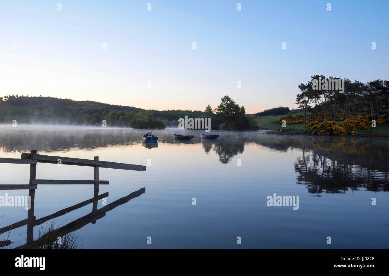 Imagen de una mañana temprana Knapps Loch que yace en un pintoresco escenario, justo al sur de la aldea Kilmacolm, Escocia central. Foto de stock