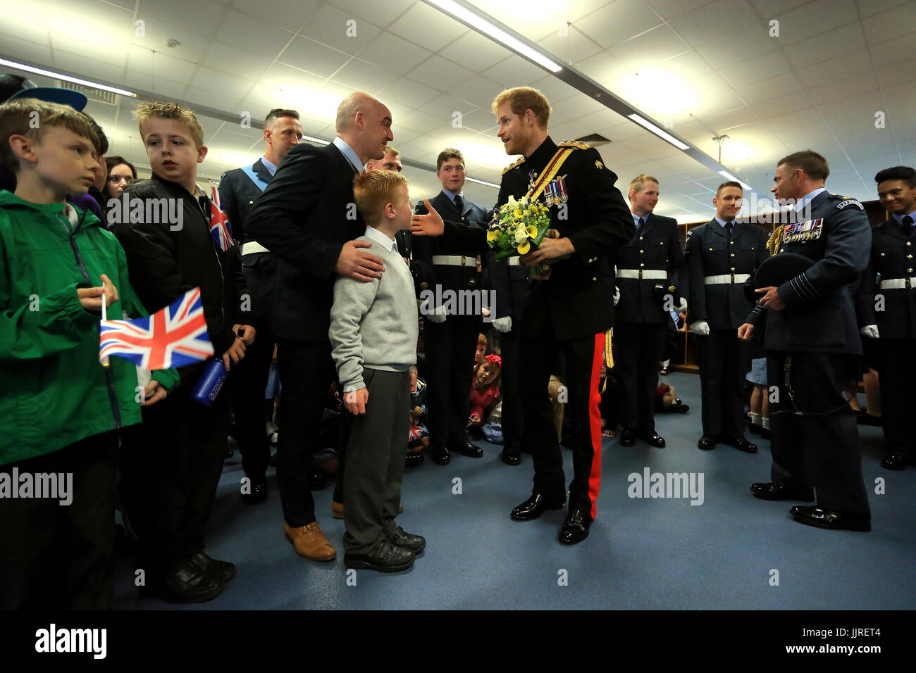 Príncipe Harry conoce Jordania Brown y su hijo Sam, durante una visita oficial a la RAF Honington en Bury St Edmunds. Foto de stock