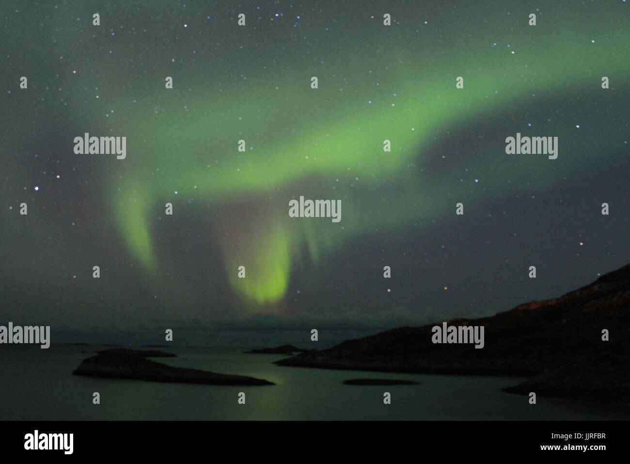 Las luces del norte a través de los Fiordos en Tromso Foto de stock