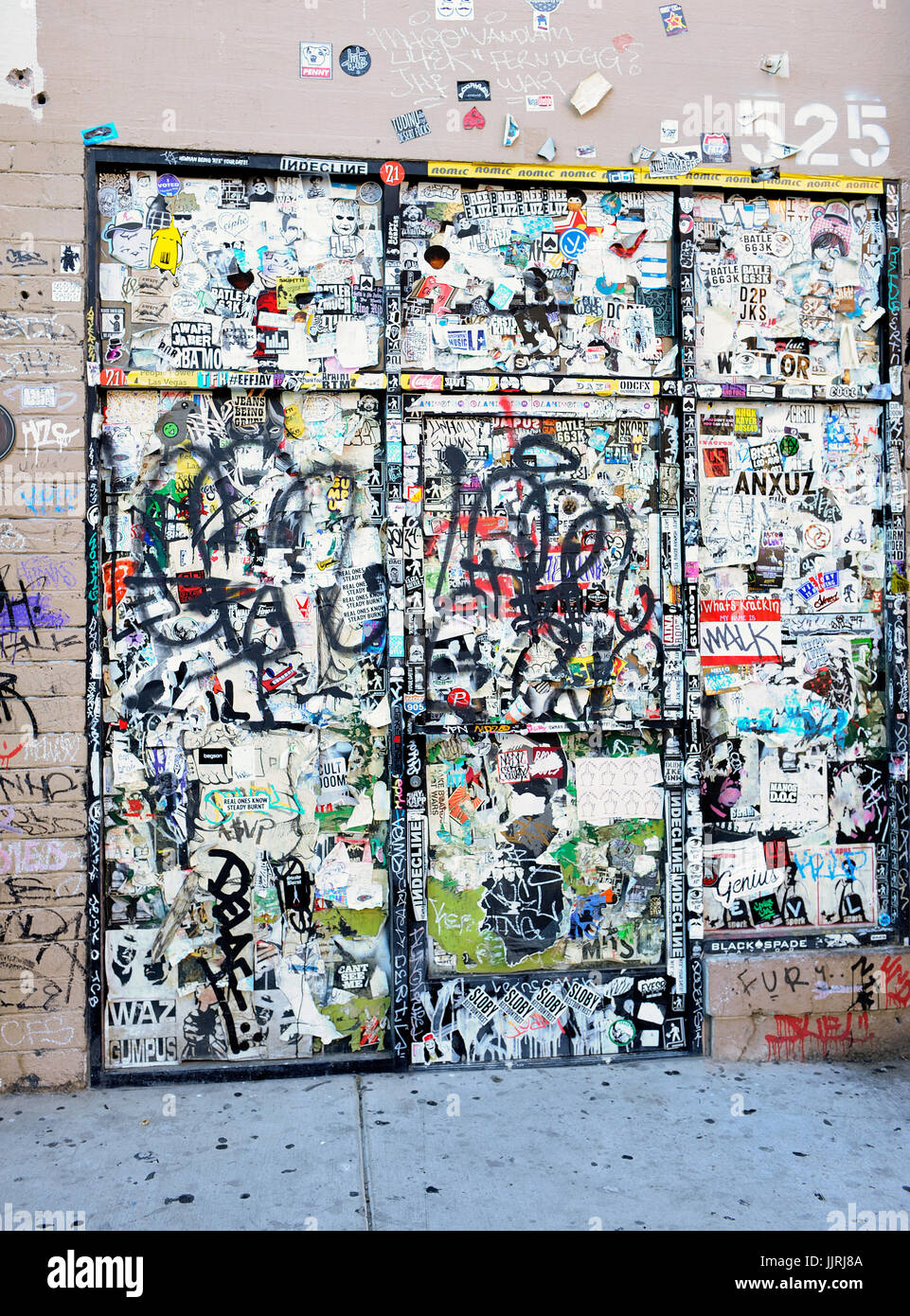 Exceso de pegatina graffiti en un callejón de la ventana en el centro de Las Vegas Foto de stock