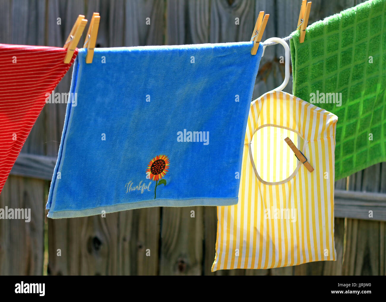 Secado de ropa en tendedero bajo el sol fotografías e imágenes de alta  resolución - Alamy