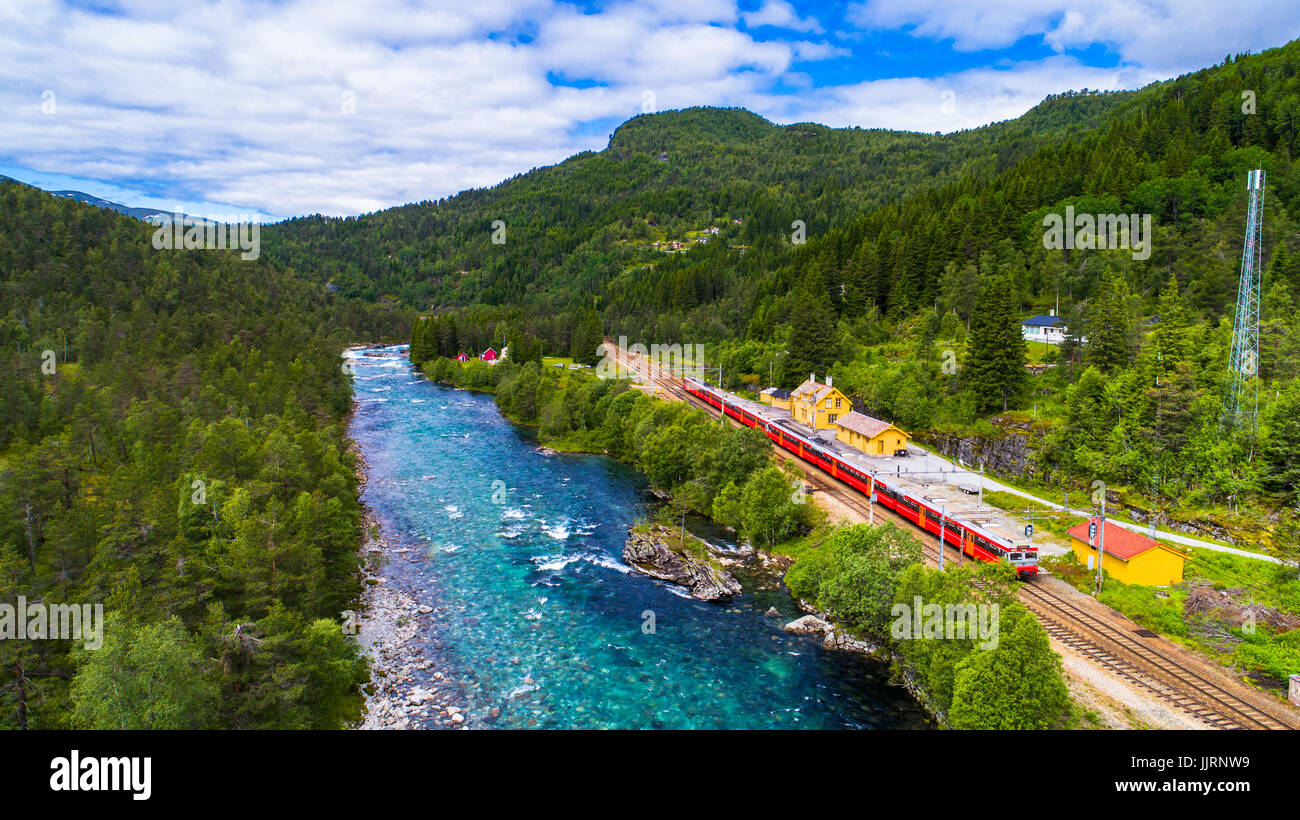 Tren Oslo - Bergen en montañas. Noruega. Foto de stock