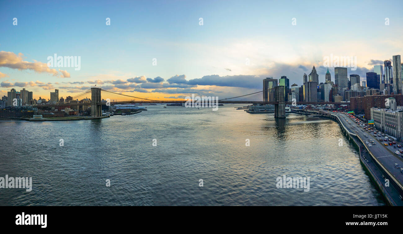Manhattan Bridge y NYC Skyline atardecer Foto de stock