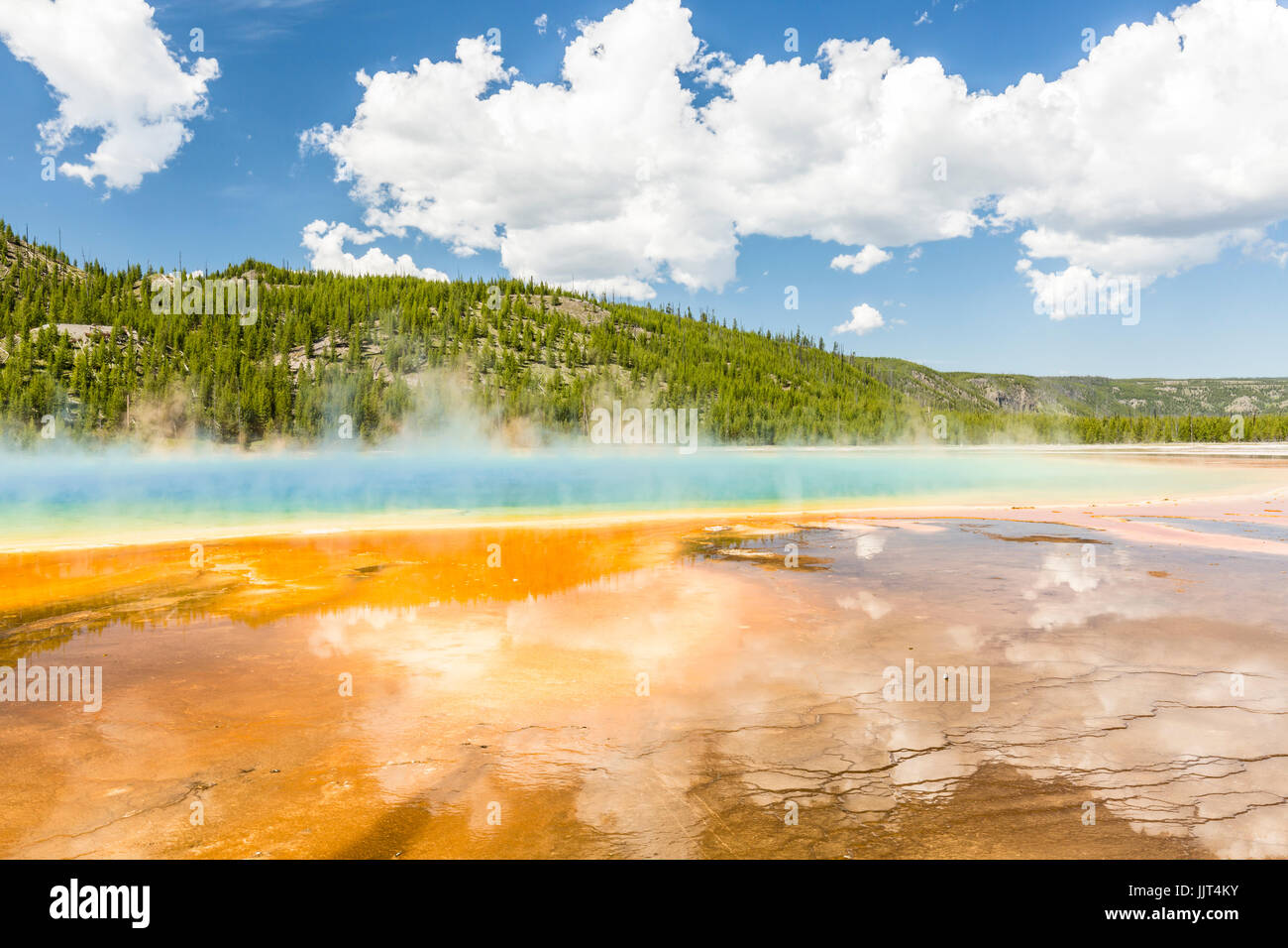 Las nubes reflejan en los vívidos colores del arco iris de la Grand Prismatic Spring, en el Parque Nacional Yellowstone, Wyoming Foto de stock