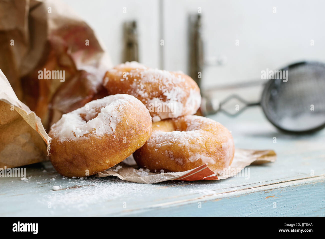 Donuts caseros con azúcar en polvo Foto de stock