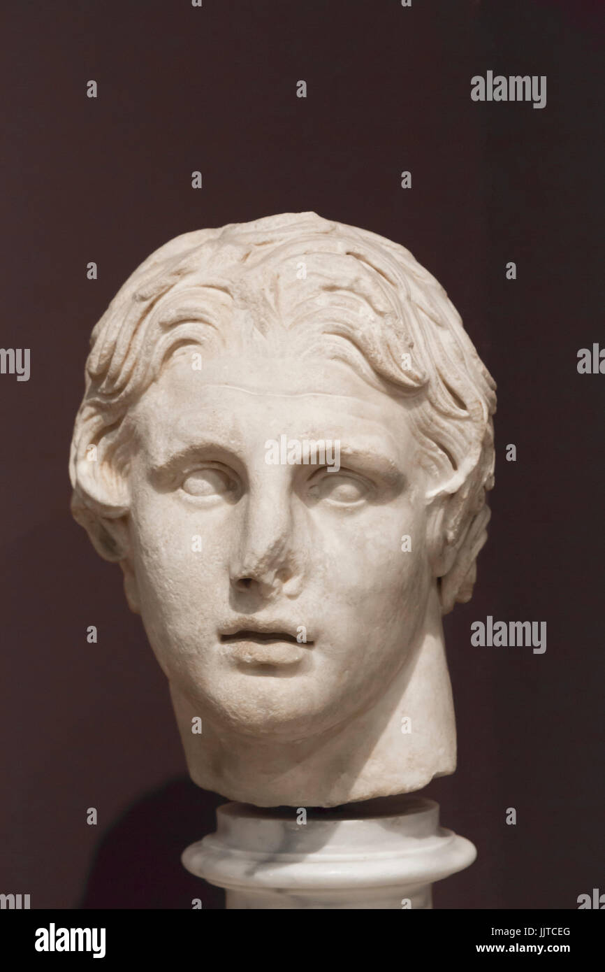Estambul, Turquía. Museo Arqueológico. Cabeza de mármol de Alejandro Magno, 356 - 323 a.C., que data de la primera mitad del siglo II A.C. hallado un Foto de stock