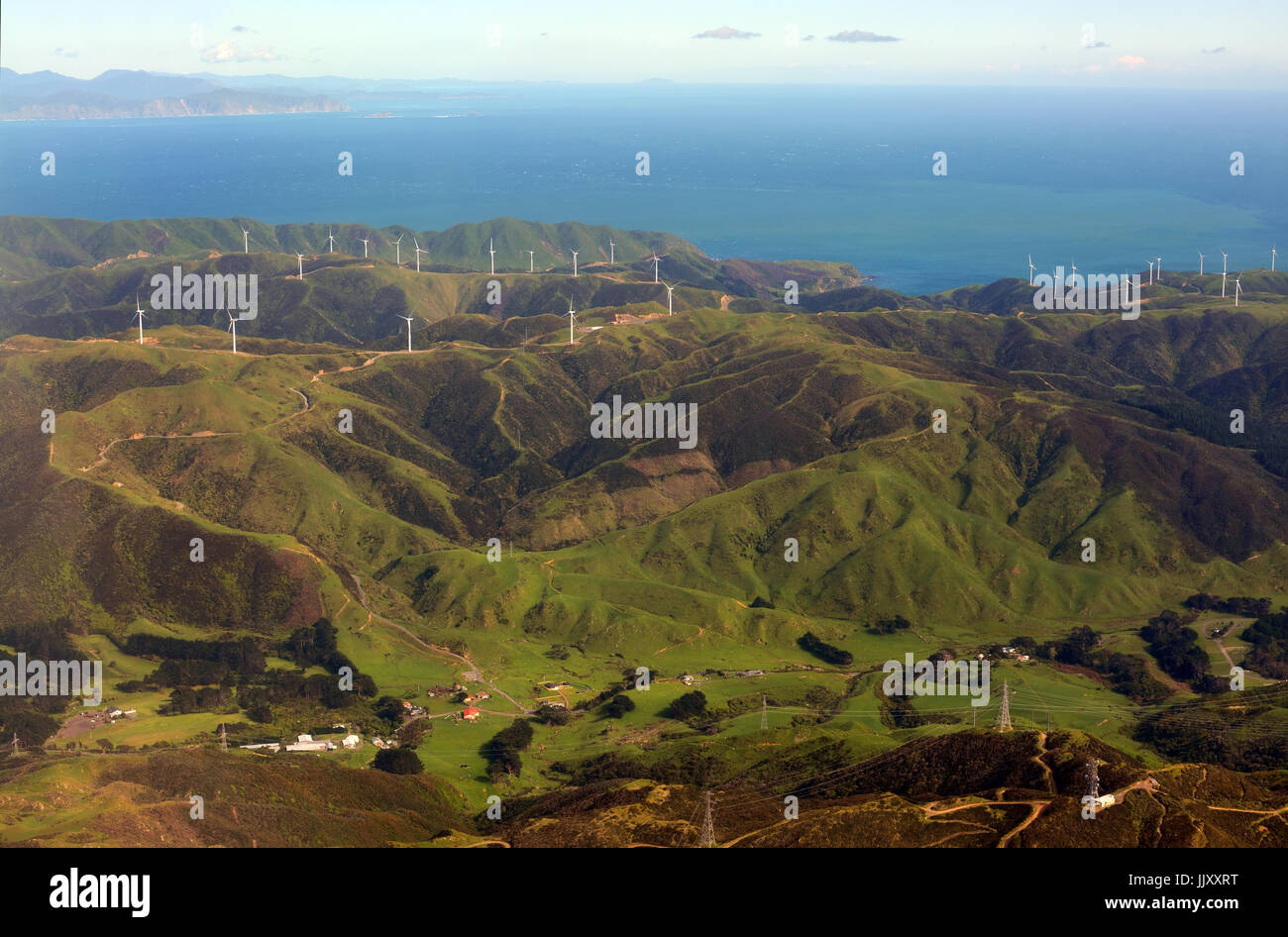 Vista aérea del parque eólico de generación de electricidad en el Makara colinas en los suburbios al oeste de la ciudad de Wellington, Nueva Zelanda. Foto de stock