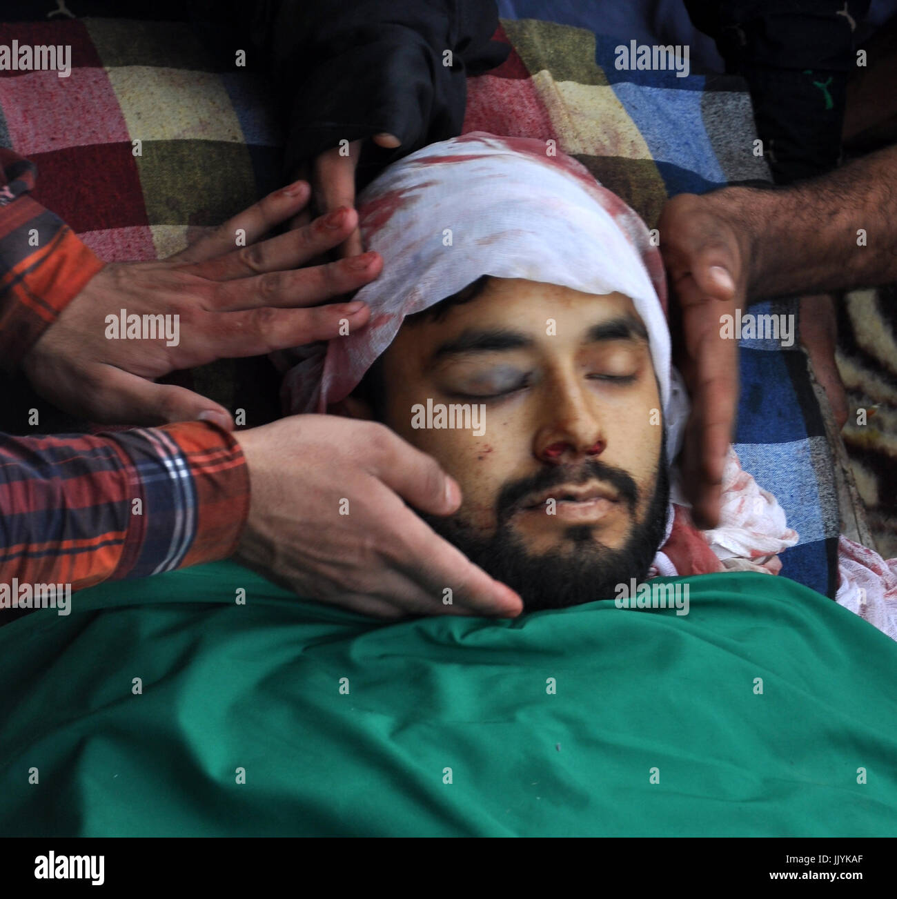Cachemira. 21 de julio de 2017. Tanveer Ahmad Wani sufrió heridas de bala en la cabeza 3 & fue brutalmente asesinado por las fuerzas de seguridad en Beerwah. Crédito: Mughal Arbaz/Alamy Live News Foto de stock