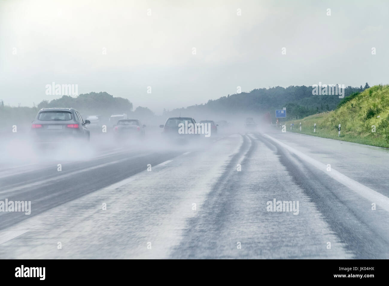 Paisaje de carretera húmeda y lluviosa en una carretera en el sur de Alemania Foto de stock