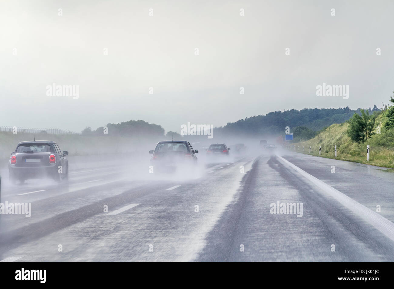 Paisaje de carretera húmeda y lluviosa en una carretera en el sur de Alemania Foto de stock