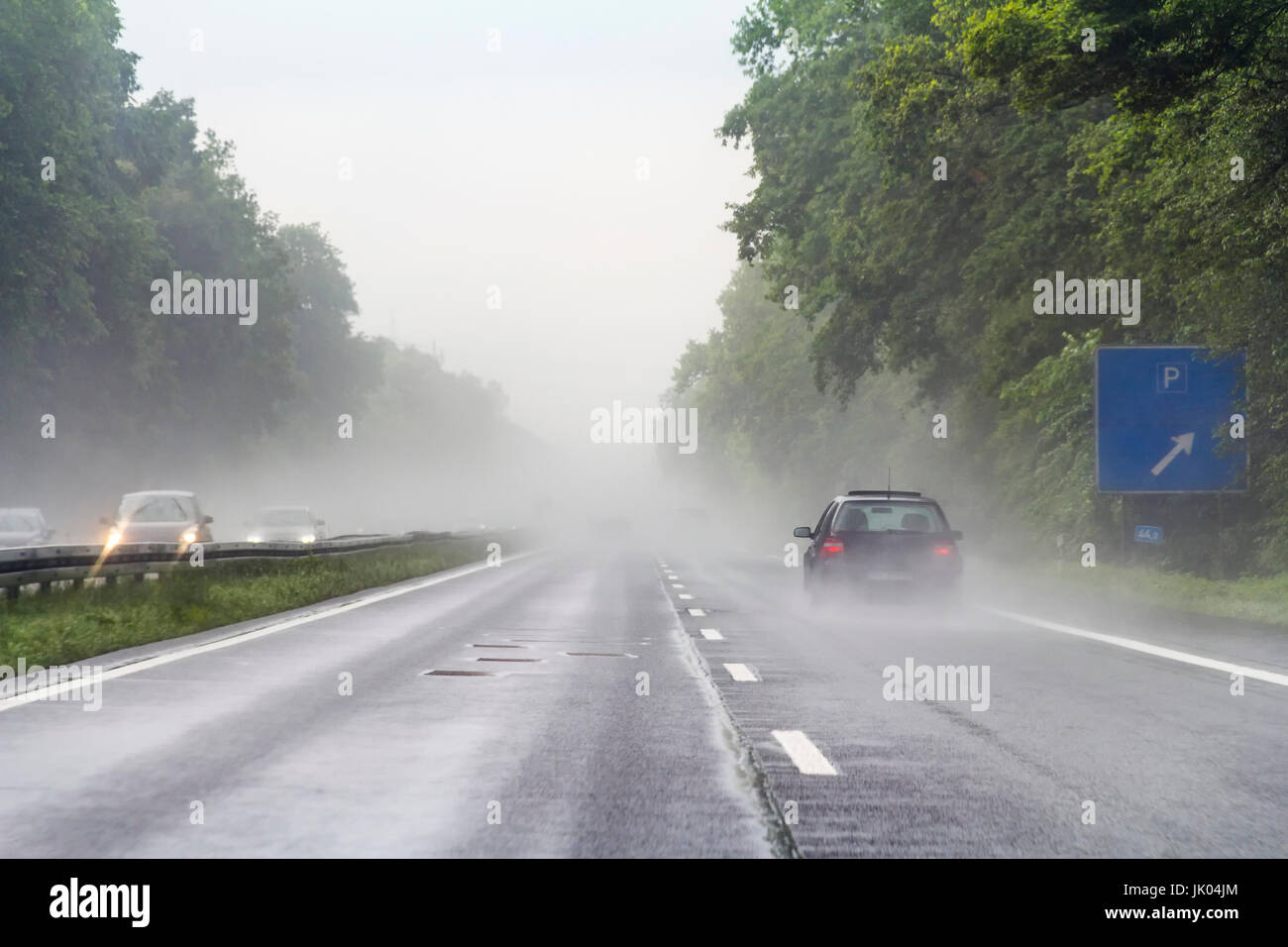 Paisaje de carretera húmeda y lluviosa en una carretera en el sur de Alemania Foto de stock