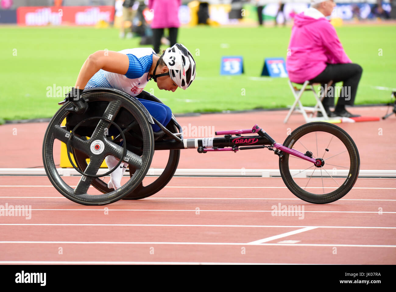 Carly Tait en el inicio de la carrera en silla de ruedas T34 400m en el Campeonato Mundial de Atletismo en Londres Foto de stock