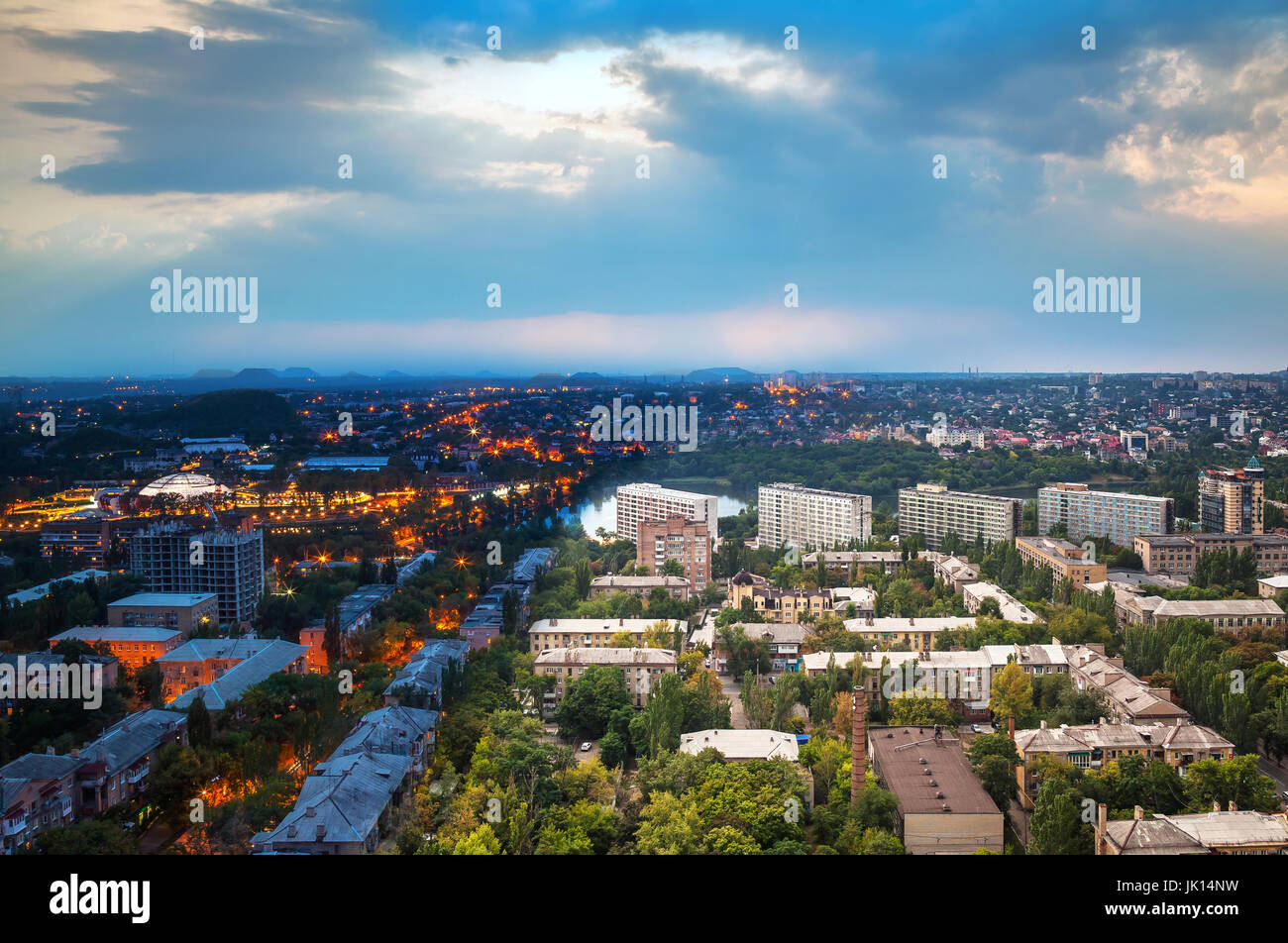 Vista de día-noche de la ciudad de Donetsk (Ucrania) Foto de stock
