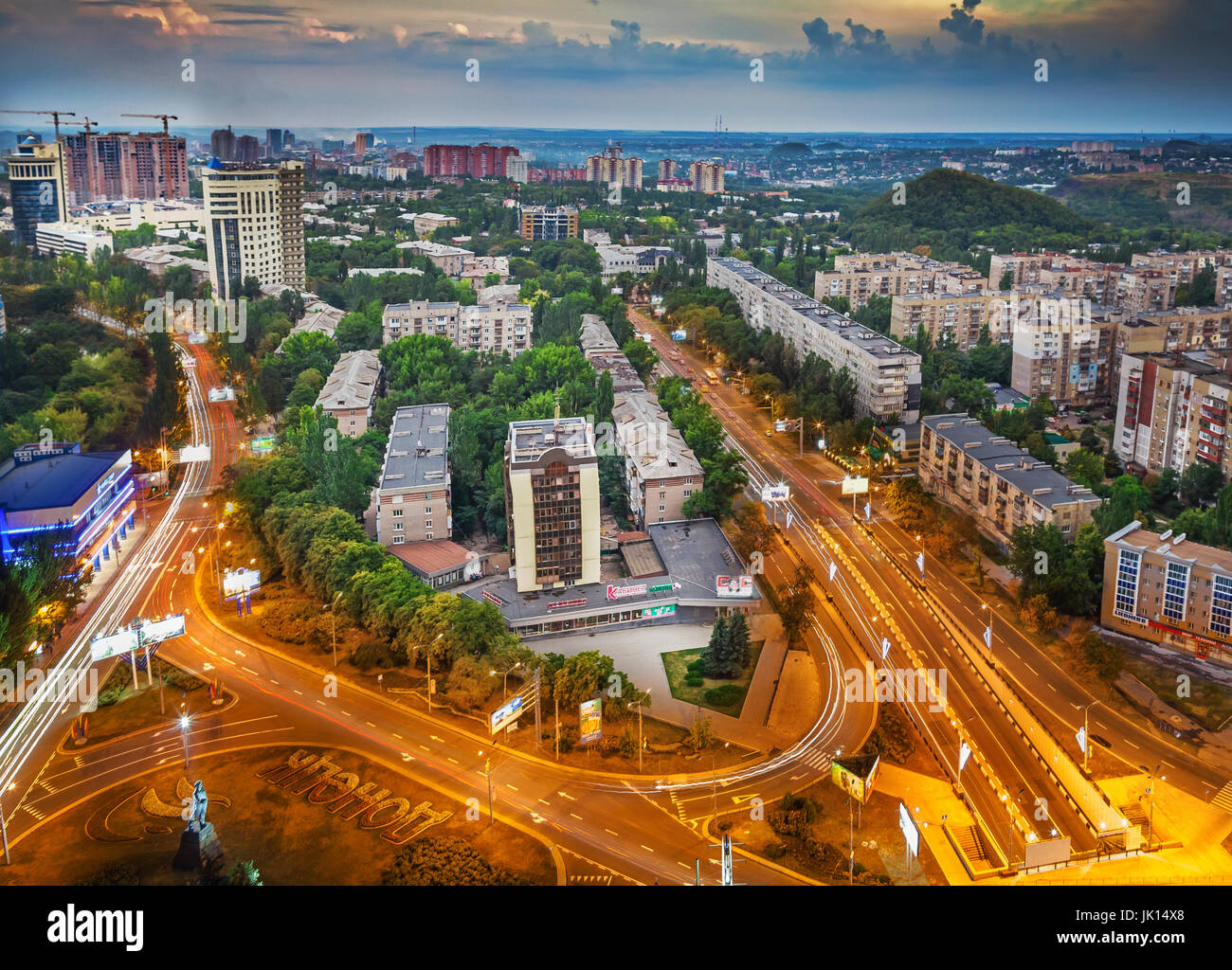 Vista de día-noche de la ciudad de Donetsk (Ucrania) Foto de stock