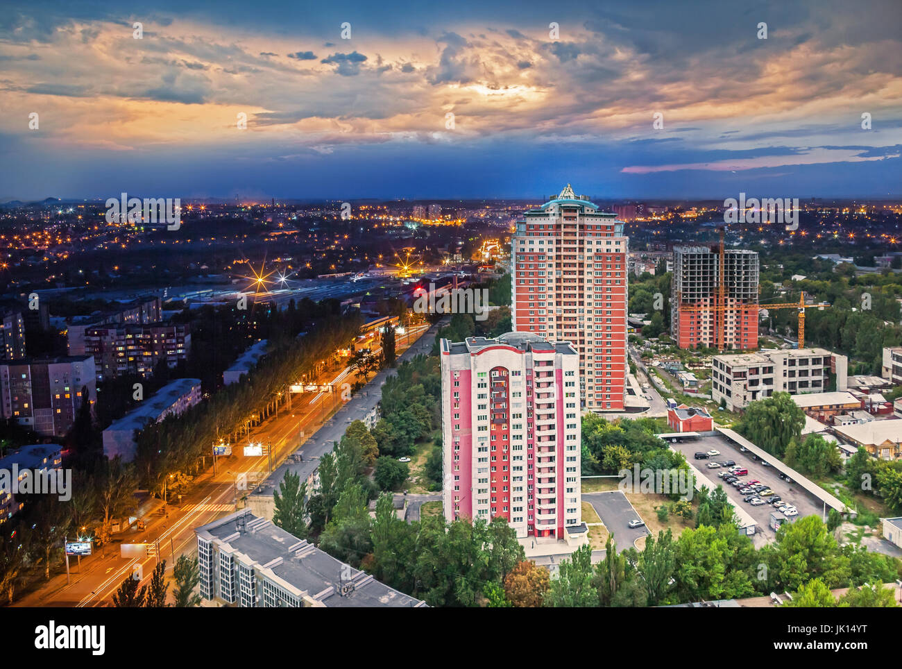 Vista de día-noche de la ciudad de Donetsk (Ucrania) Foto de stock