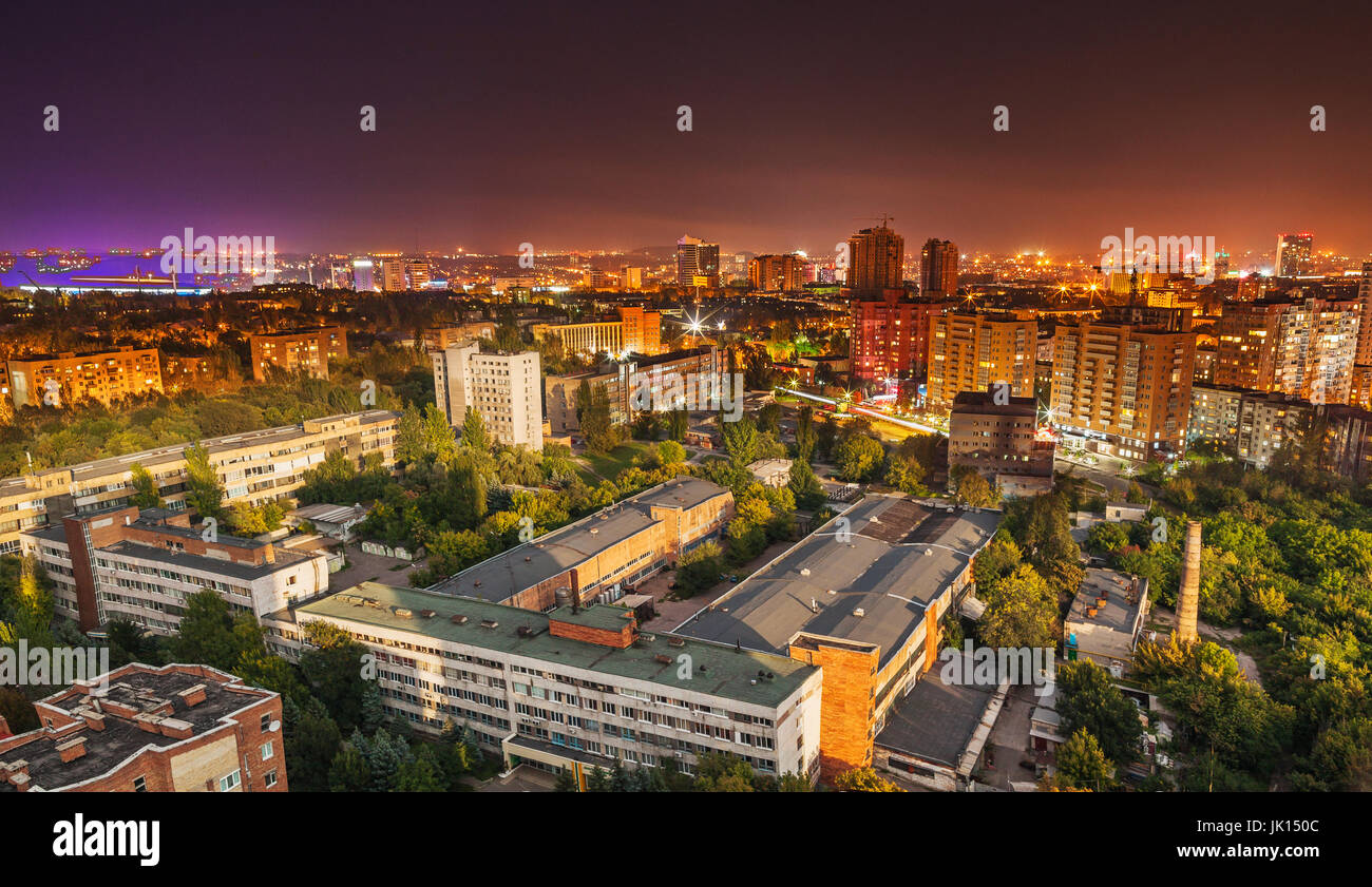 Vista de día-noche de la ciudad de Donetsk (Ucrania) Foto de stock