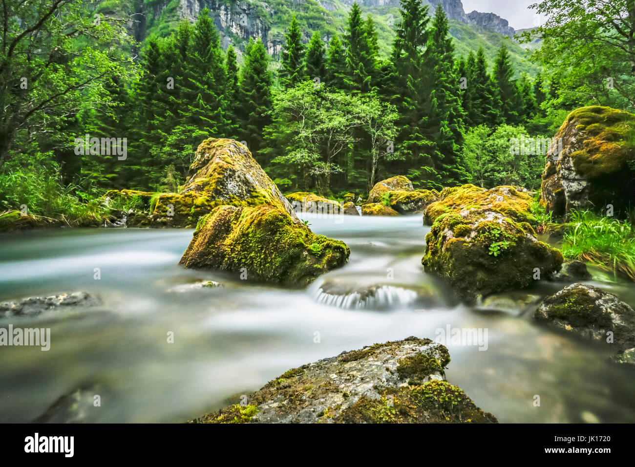 Los pequeños arroyos de montaña. Noruega. Foto de stock