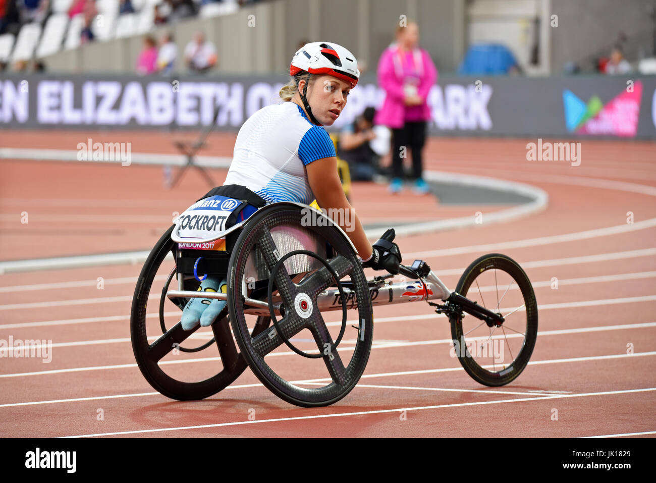 Hannah Cockroft en el inicio de la carrera en silla de ruedas T34 400m en el Campeonato Mundial de Atletismo en Londres Foto de stock