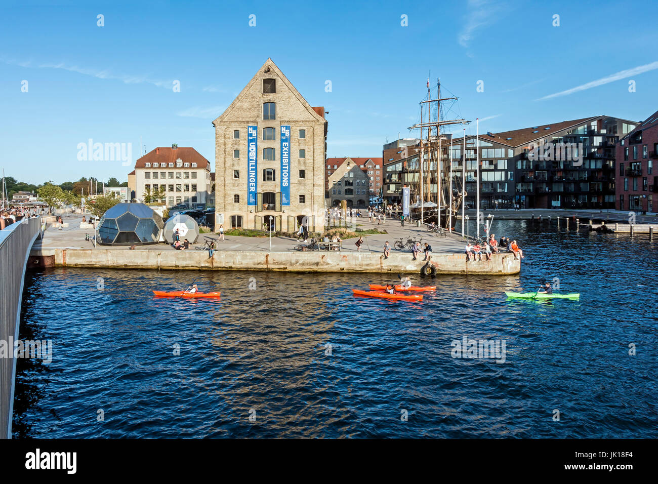 Luz del atardecer sobre el Atlántico Norte Casa en Christianshavn Copenhague Dinamarca Europa visto desde Innerhavnsbroen (izquierda) Foto de stock