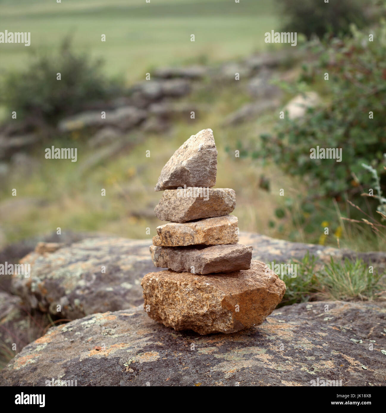 Pirámide de piedras en la montaña, imagen cuadrada Fotografía de stock