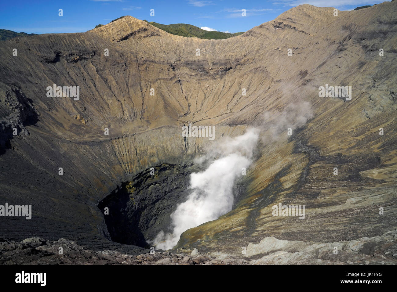 En el interior del cráter del volcán activo, el Monte Bromo con humo saliendo en el Tengger Semeru National Park en Java Oriental, Indonesia. Foto de stock