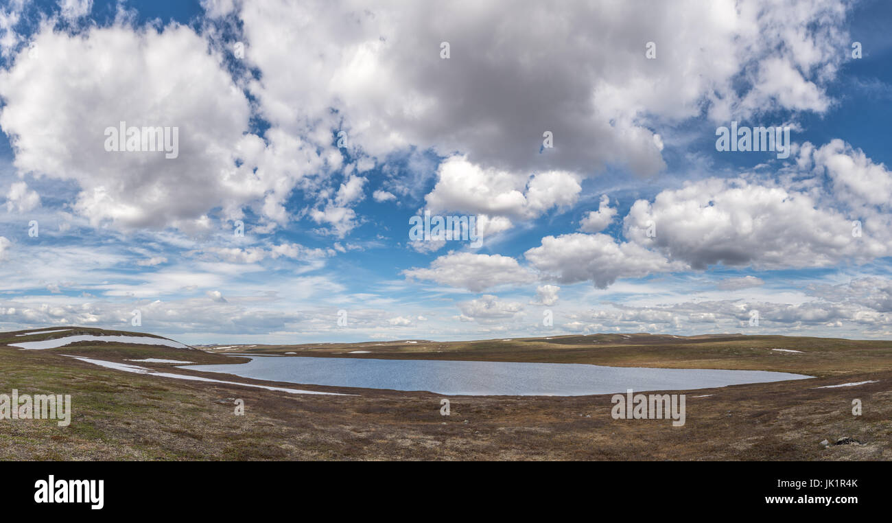 Lago de montaña Noruega Finnmark Foto de stock