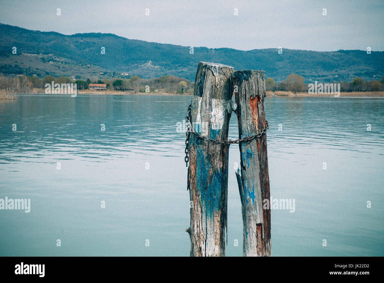 Pilares de madera en el lago - Amor Eterno símbolo Foto de stock