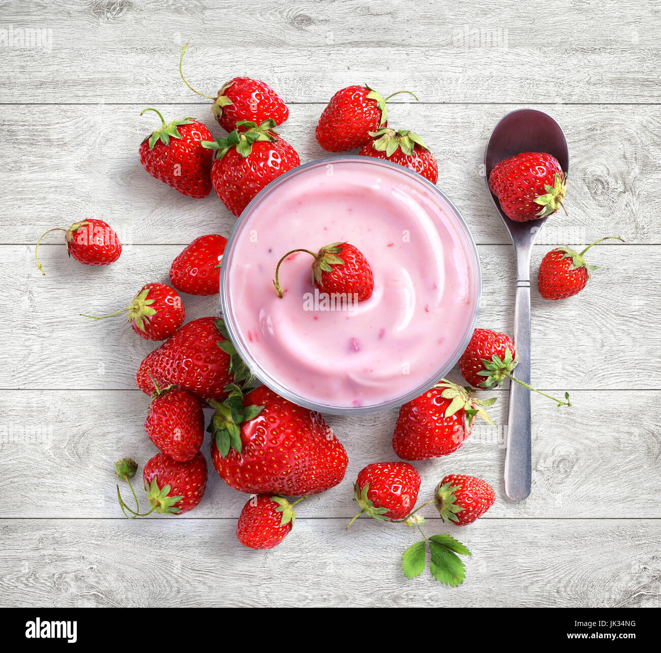 https://c8.alamy.com/compes/jk34ng/yogur-con-fresas-frescas-sobre-fondo-de-madera-blanca-concepto-de-dieta-de-frutas-vista-superior-producto-de-alta-resolucion-jk34ng.jpg