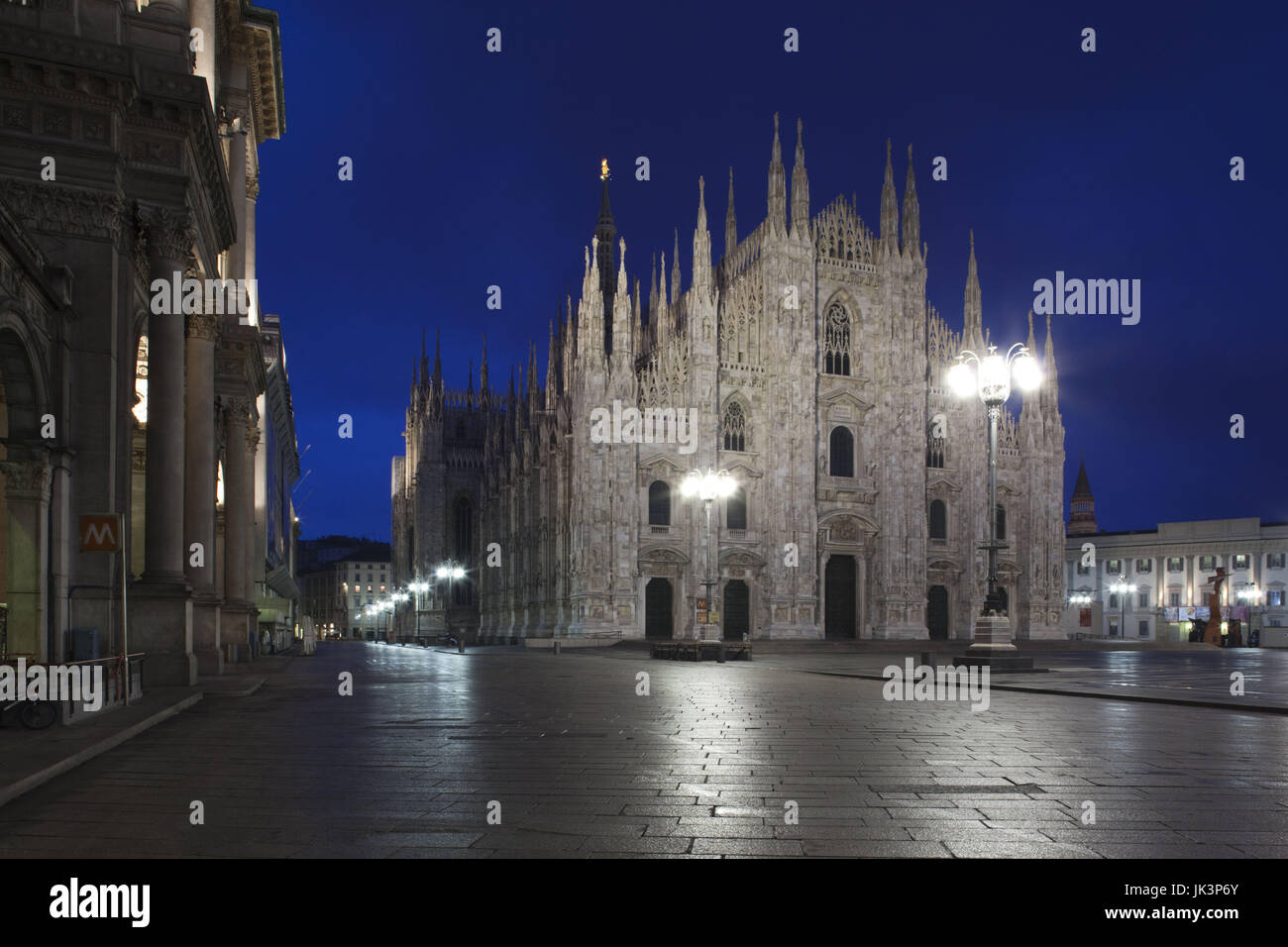 Italia, Lombardía, Milán, Plaza del Duomo, el Duomo, la catedral, el amanecer Foto de stock