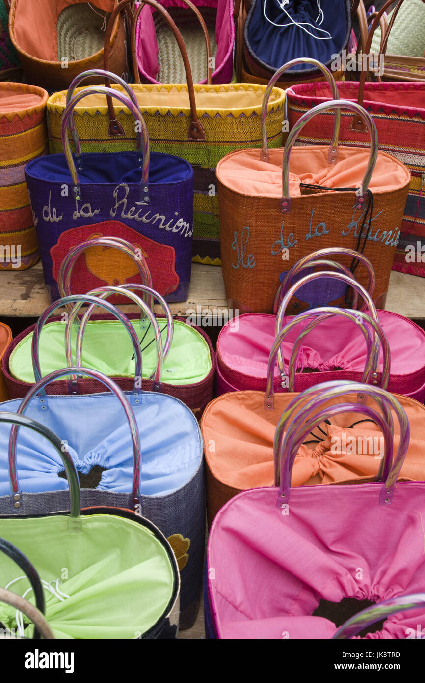 Francia, la Isla de la reunión, St-Paul, mercado frente al mar, la reunión hizo bolsos Foto de stock