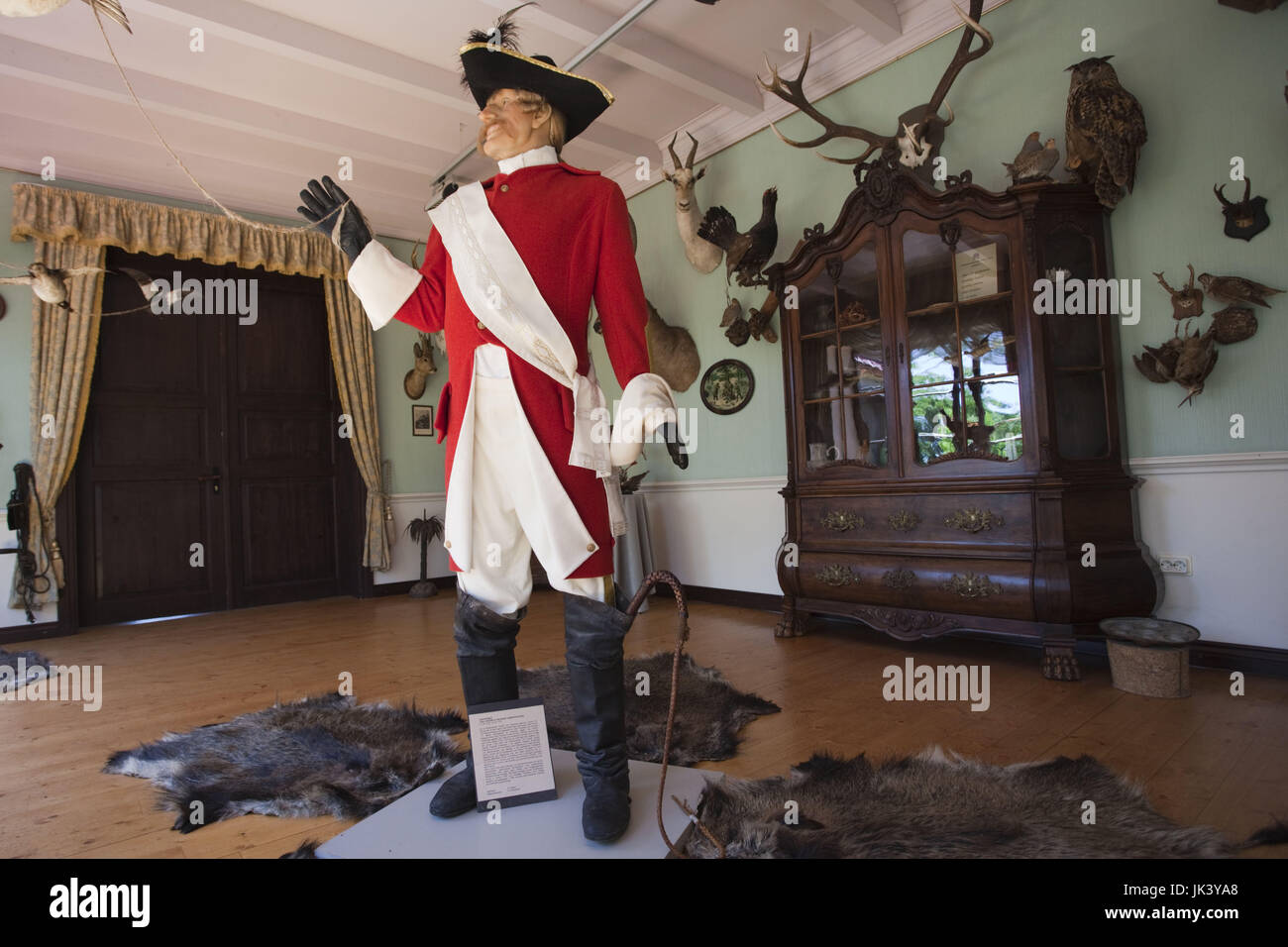 Letonia, al noreste de Letonia, Vidzeme, Región Costa Dunte, Break del Barón Karl von Munchausen, escritor de historias fantásticas, estatua de Munchausen Foto de stock