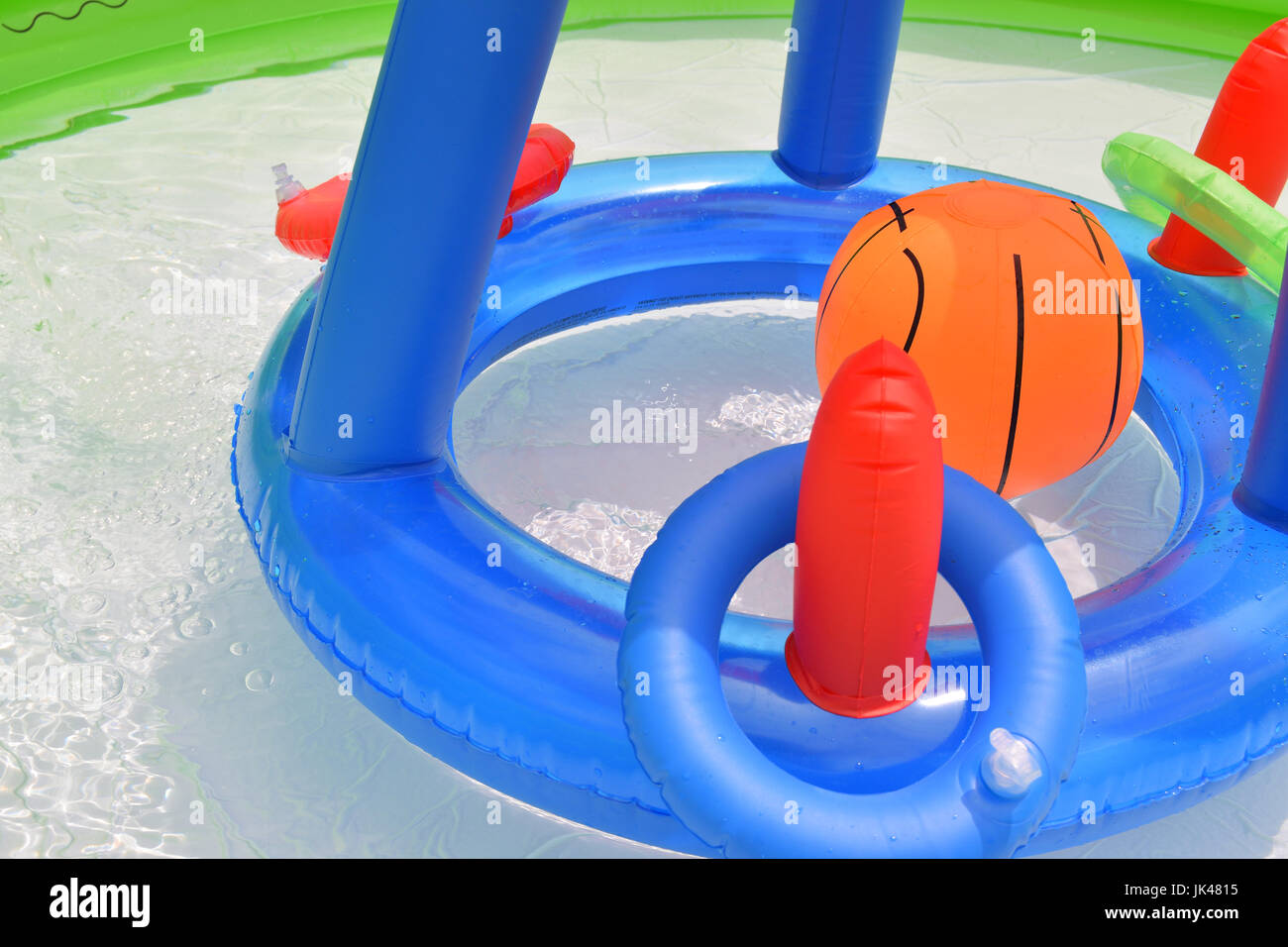 Piscina inflable lleno de agua con diversos juegos infantiles Fotografía de  stock - Alamy