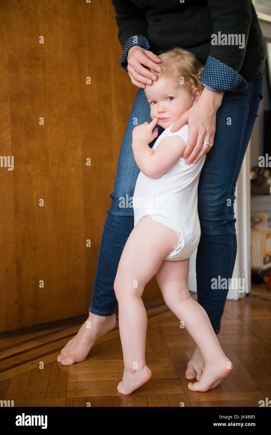Madre e hija caucásica andando de puntillas descalzo Foto de stock
