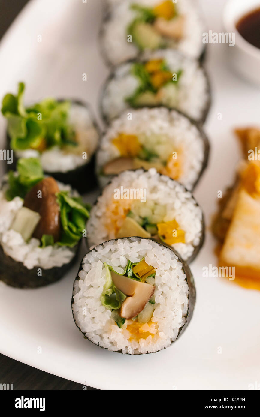 Cerca de sushi en la placa Foto de stock