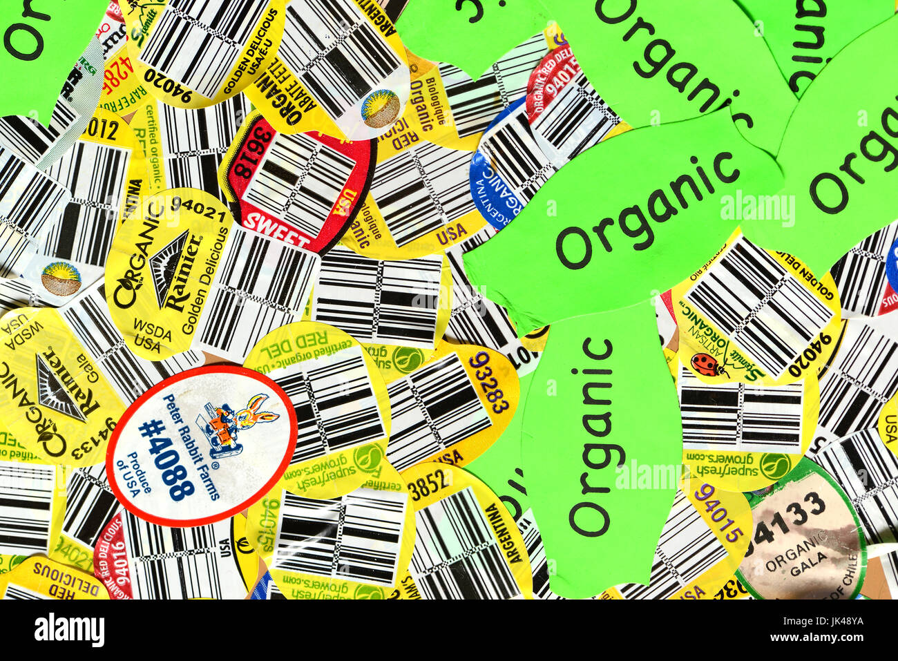Pegatinas con códigos UPC y otras, las etiquetas de los alimentos orgánicos y no orgánicos utilizados para etiquetar productos en las tiendas. Foto de stock