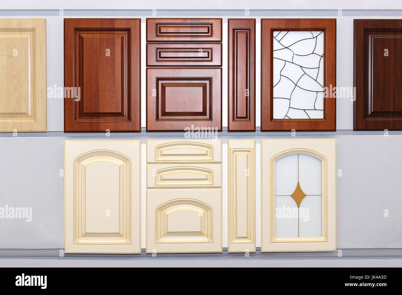 Las puertas del armario de cocina de madera decorativa en Wall Display  Fotografía de stock - Alamy