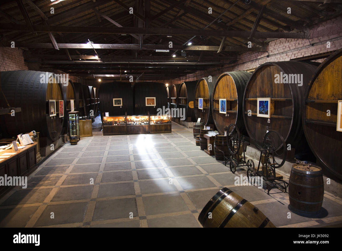 Argentina, Provincia de Mendoza, Maipú, Bodega La Rural Bodega, toneles de  vino Fotografía de stock - Alamy