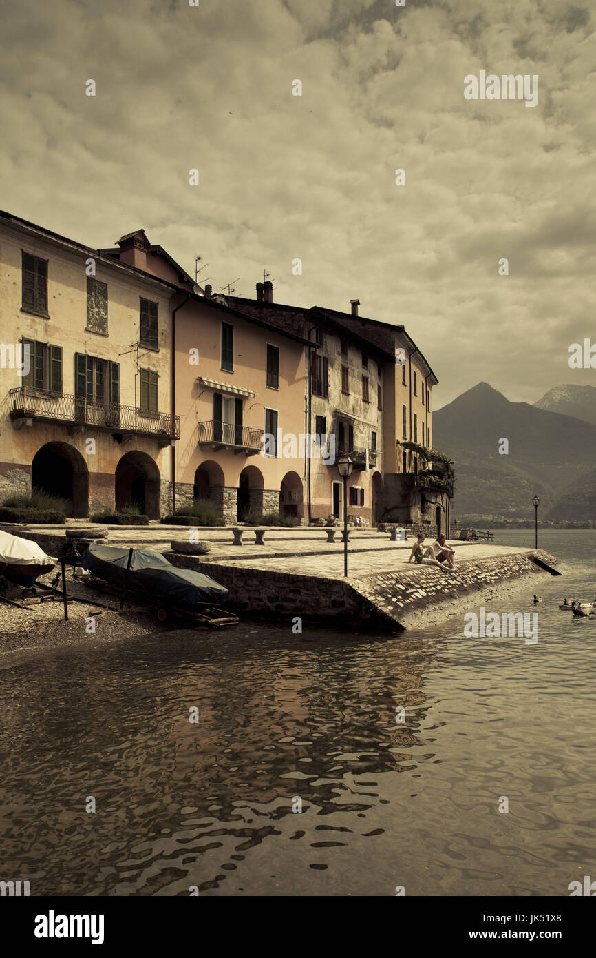 Italia, Lombardía, Región de Los Lagos, el Lago de Como, Santa Maria Rezzonico, junto al lago casas Foto de stock