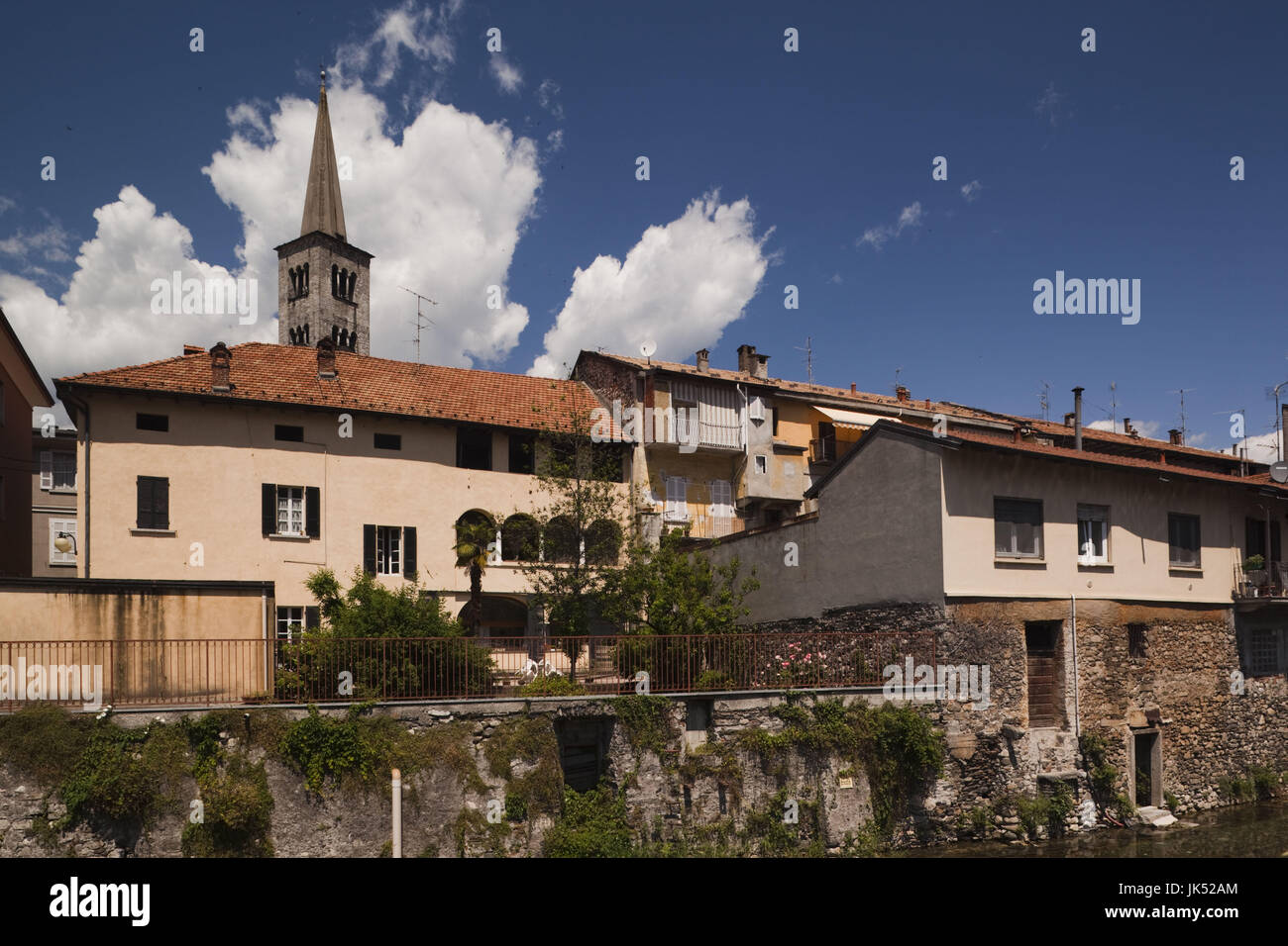 Italia, Piamonte, el lago de Orta, Omegna, edificios junto al canal Nigoglia Torrente Foto de stock