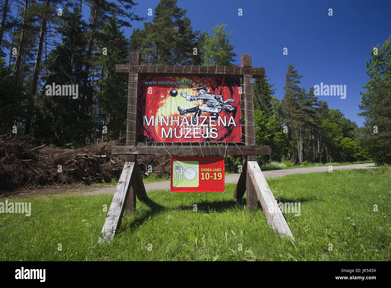 Letonia, al noreste de Letonia, Vidzeme, Región Costa Dunte, Break del Barón Karl von Munchausen, escritor de historias fantásticas, signo Foto de stock