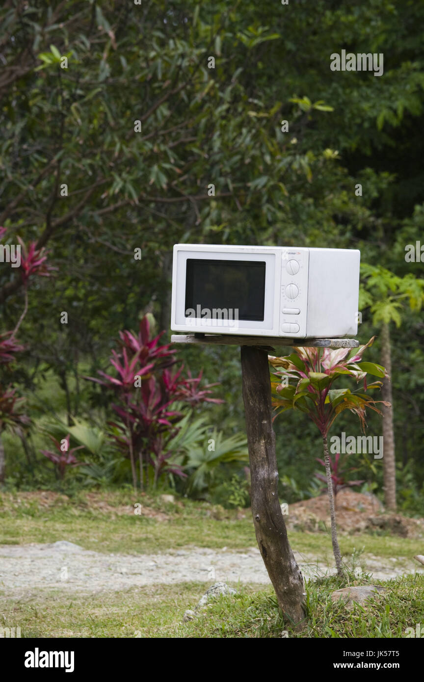 Nueva Caledonia, en el norte de Grande Terre, la isla Puebo, antiguo horno  microondas usados como buzón Fotografía de stock - Alamy