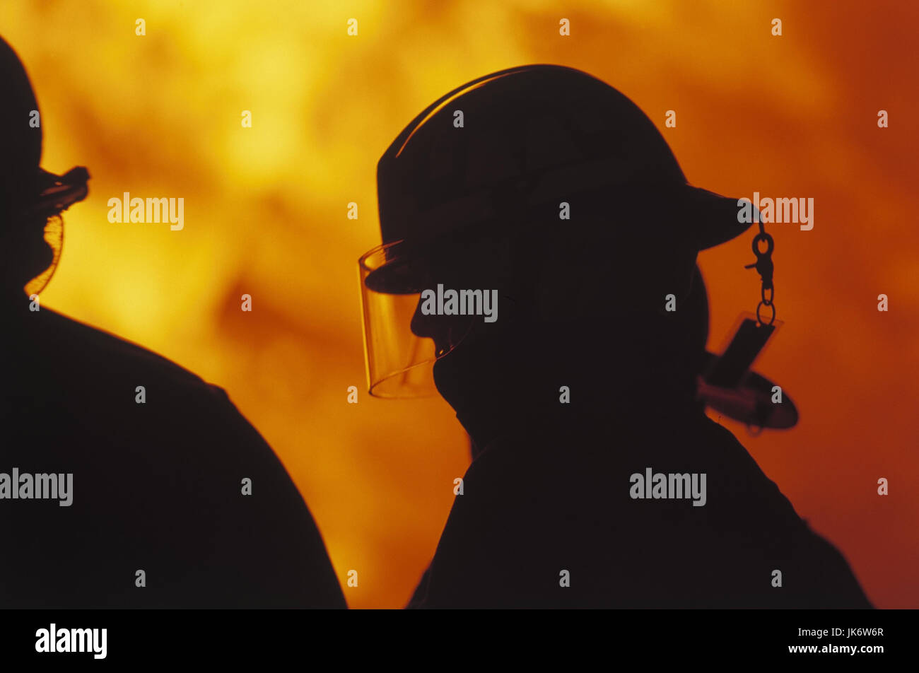 Brandbekämpfung, silueta Feuerwehrmänner, detalle marca, brennen, Feuer, Flammen, Zerstörung, zerstören, heiss, Hitze, Gefahr, Feuerwehr Hitze Löscharbeiten,,,,, Feuerwehreinsatz Berufsfeuerwehr Beruf, suprimir, Hilfeleistung, außen Foto de stock