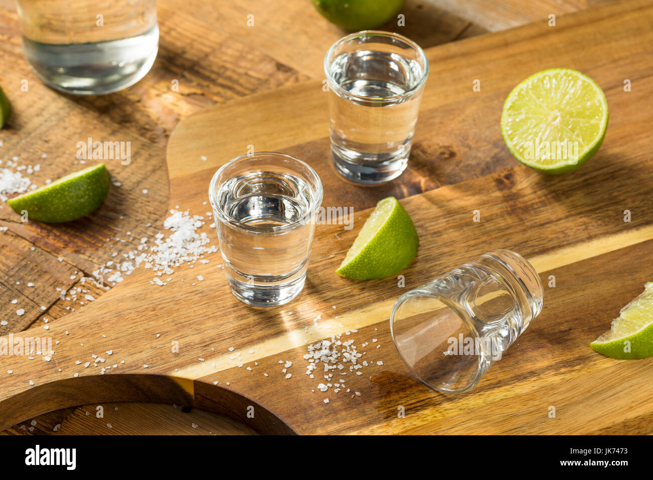 Desalentar más Memorándum Mezcal alcohol tragos de tequila con limón y sal Fotografía de stock - Alamy