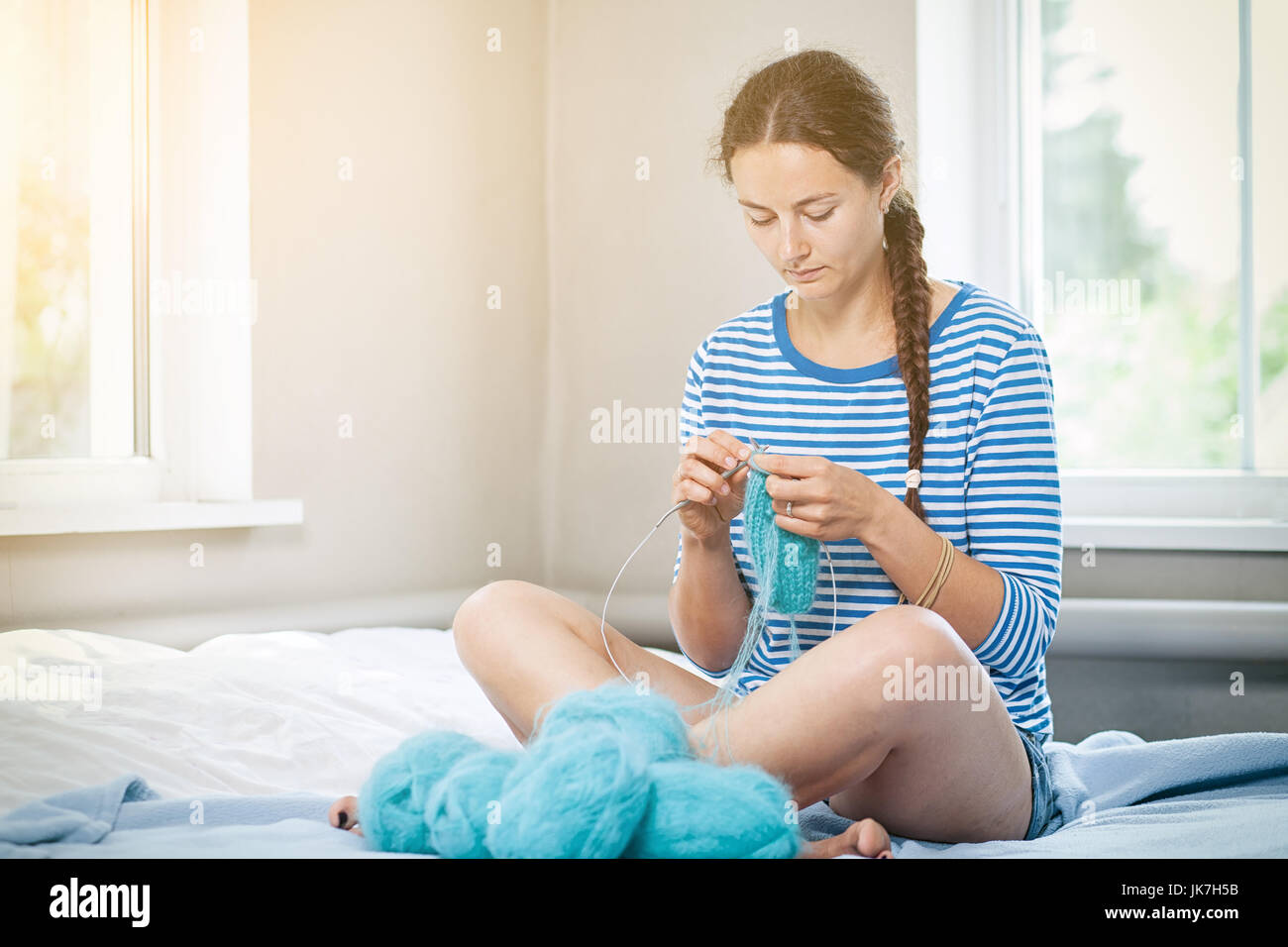 Pantalones cortos de rayas amarillas fotografías e imágenes de alta  resolución - Alamy