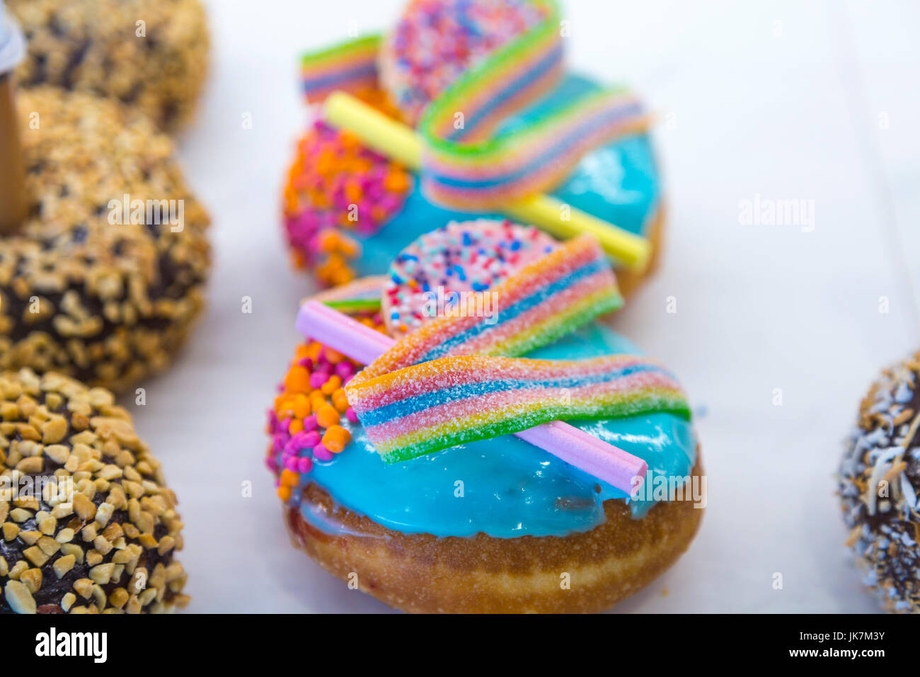 Donut coloridos con dulces, acristalamiento y espolvorea encima (pelotas y brazaletes, Queenstown, Nueva Zelanda) Foto de stock