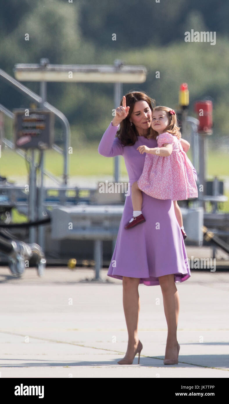 Britain's el príncipe Guillermo y Catalina, Duquesa de Cambridge visita de Airbus en Hamburgo antes de ser ensamblado por Prince George y la Princesa Charlotte para mirar algunos helicópteros antes de volar a casa. Foto de stock
