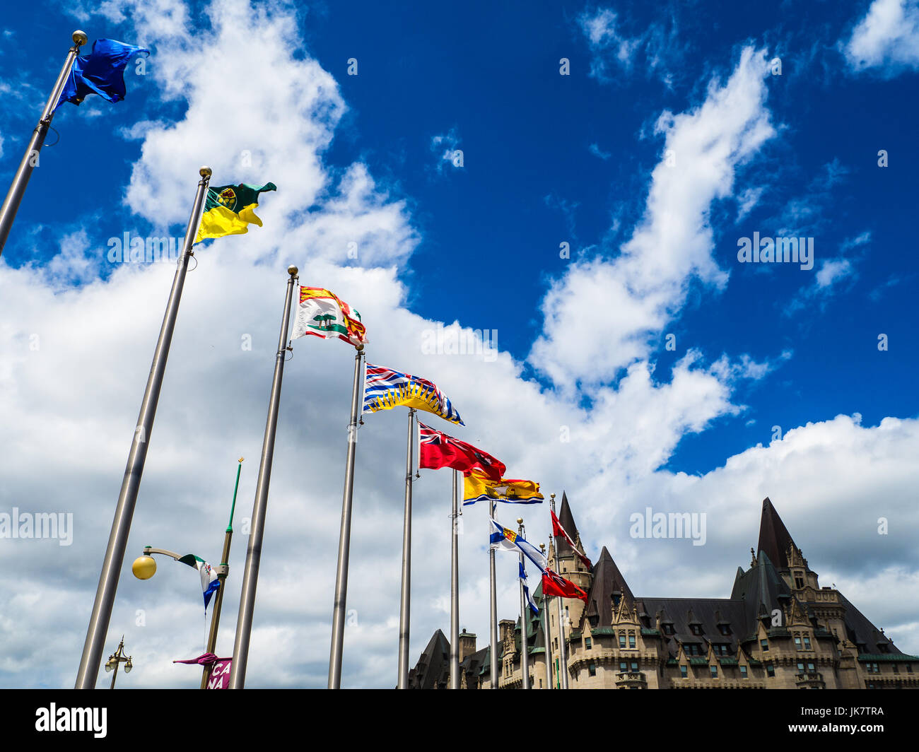 Banderas provinciales y territoriales de Canadá en Ottawa, capital de Canadá Foto de stock