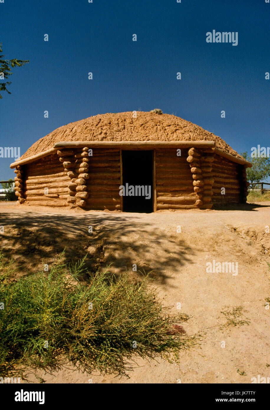 Una tradicional Navajo Hogan en el Cañón de Chelly Visitor Center, Arizona.  Un multi-sided arrancado log house utilizado para uso doméstico y  ceremonial Fotografía de stock - Alamy