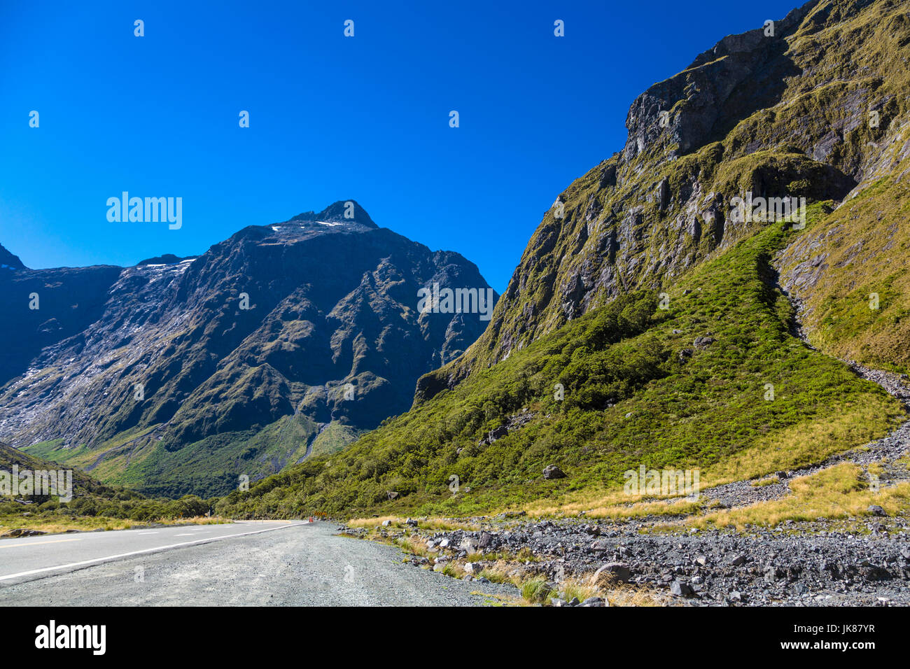 Pintoresco paisaje de montaña alrededor de Milford Road, en el camino a Milford Sound, Fiordland, Isla del Sur, Nueva Zelanda Foto de stock